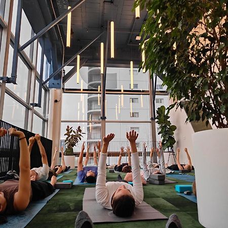 Lylo Auckland Hotel Zewnętrze zdjęcie A yoga class at the Googleplex