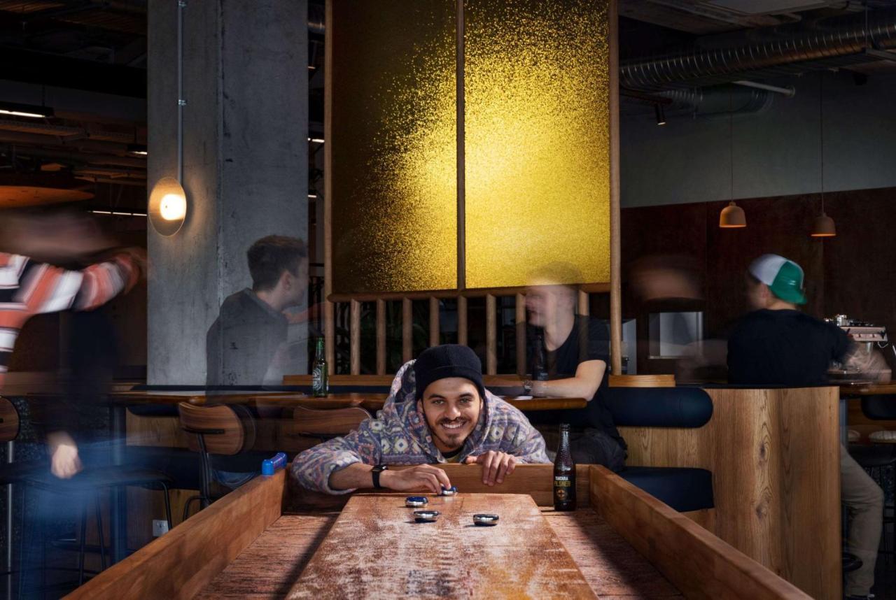 Lylo Auckland Hotel Zewnętrze zdjęcie A sushi chef at work