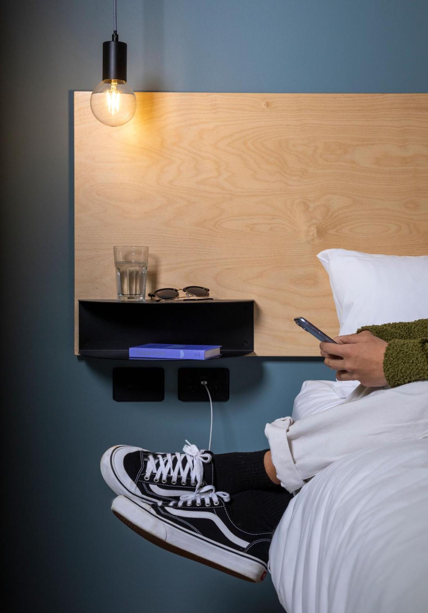 Lylo Auckland Hotel Pokój zdjęcie A phone being used in bed